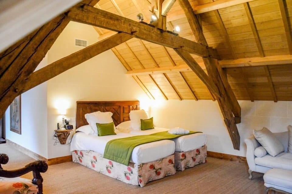 Premium Twin Room | In-room safe, individually decorated, individually furnished