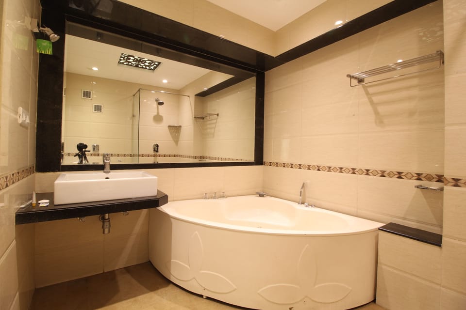 Presidential Suite | Bathroom | Shower, free toiletries, towels, shampoo