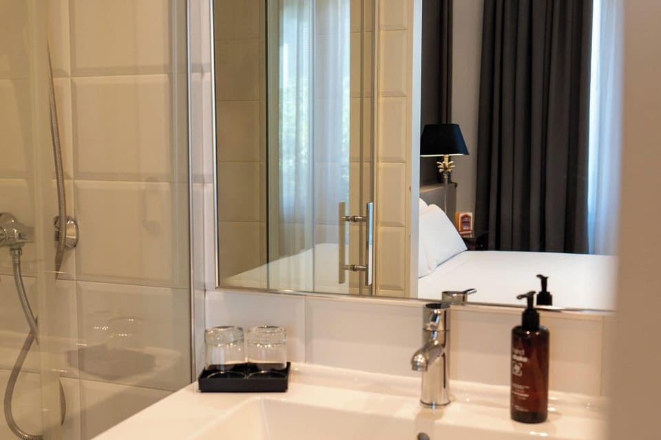 Comfort Double Room | Bathroom | Combined shower/tub, hair dryer, towels