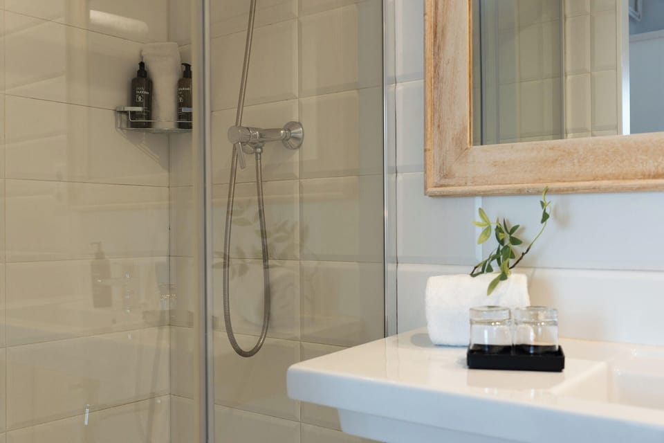 Comfort Double Room | Bathroom | Combined shower/tub, hair dryer, towels
