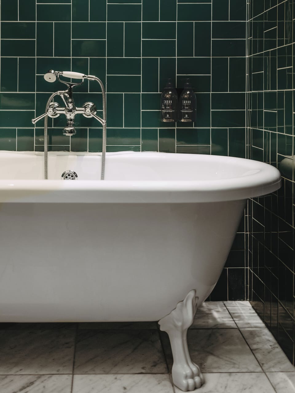 Family Suite | Bathroom | Shower, free toiletries, hair dryer, towels