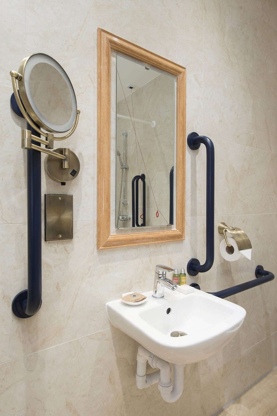 Deluxe Double Room, 1 Double Bed, Accessible | Bathroom sink
