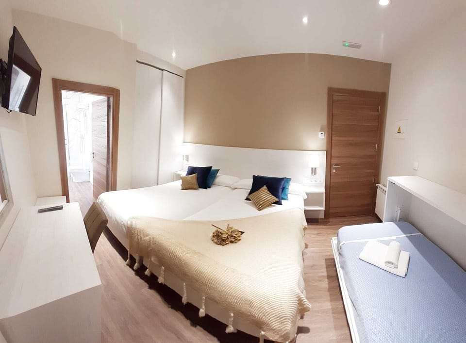 Economy Triple Room | Premium bedding, desk, blackout drapes, free cribs/infant beds