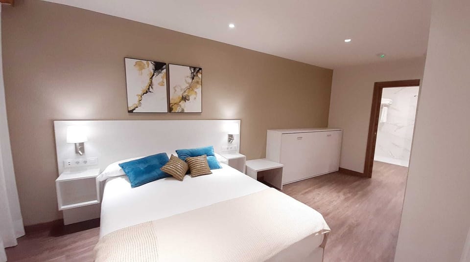 Family Room | Premium bedding, desk, blackout drapes, free cribs/infant beds