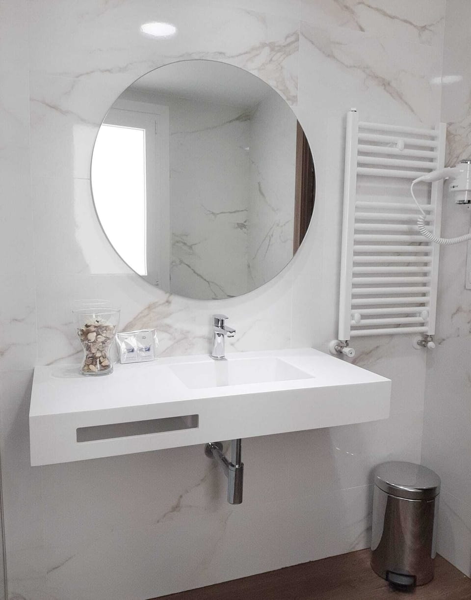 Family Room | Bathroom | Free toiletries, hair dryer, towels