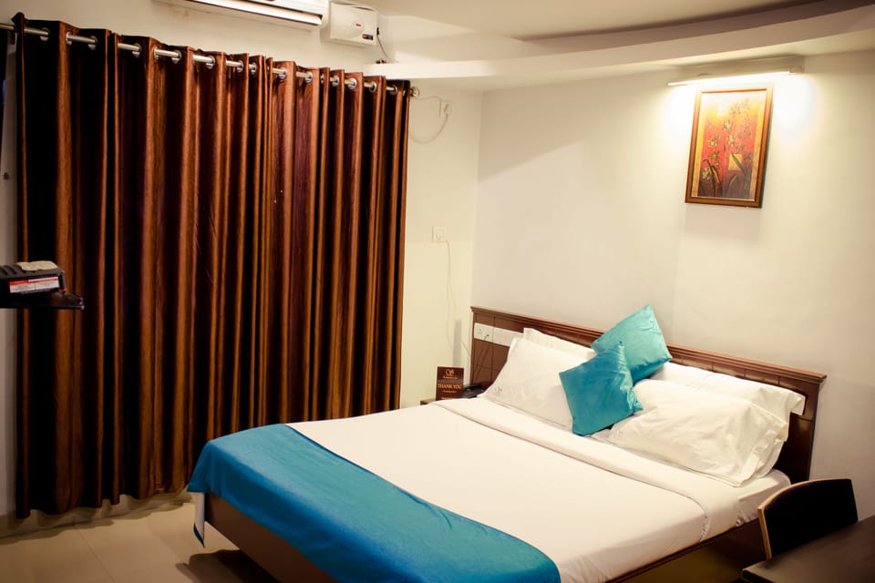 Deluxe Double Room, 1 Double Bed | In-room safe, desk, laptop workspace, iron/ironing board