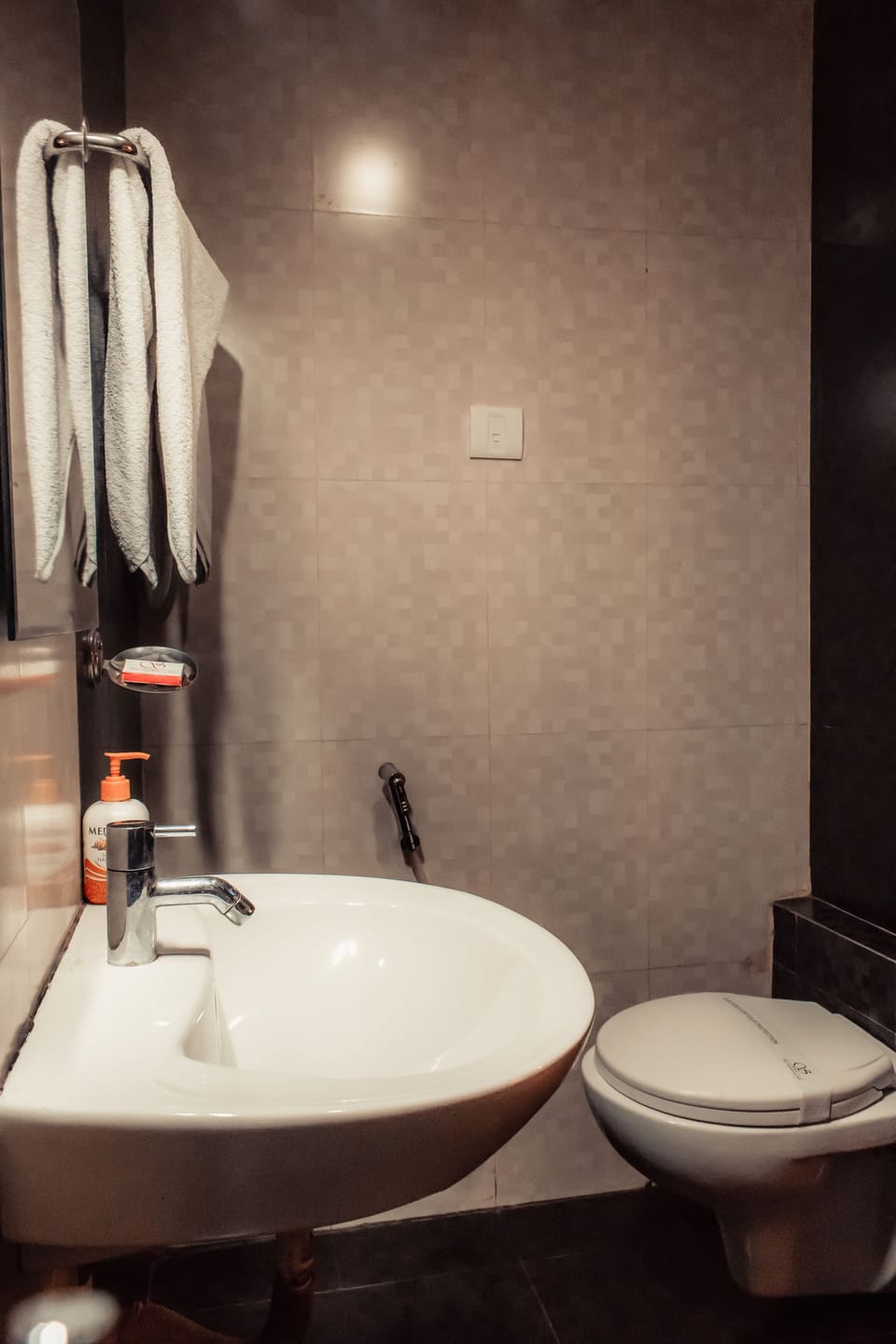 Double Room, 1 Queen Bed | Bathroom | Shower, rainfall showerhead, free toiletries, hair dryer