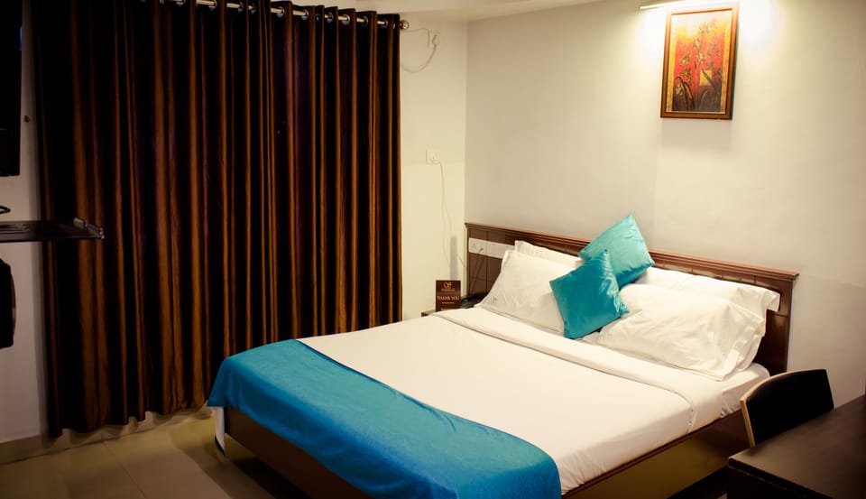 Double Room, 1 Queen Bed | In-room safe, desk, laptop workspace, iron/ironing board
