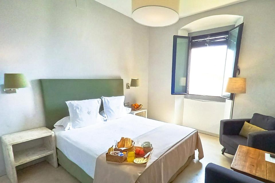 Premium bedding, in-room safe, soundproofing, free WiFi