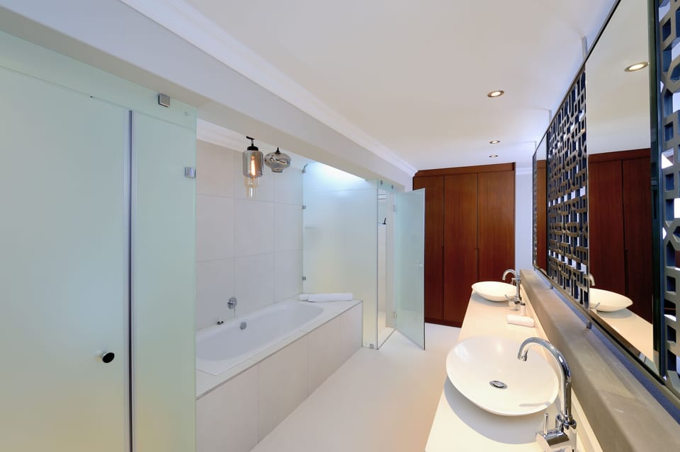 Honeymoon Suite | Bathroom | Free toiletries, bathrobes, bidet, towels