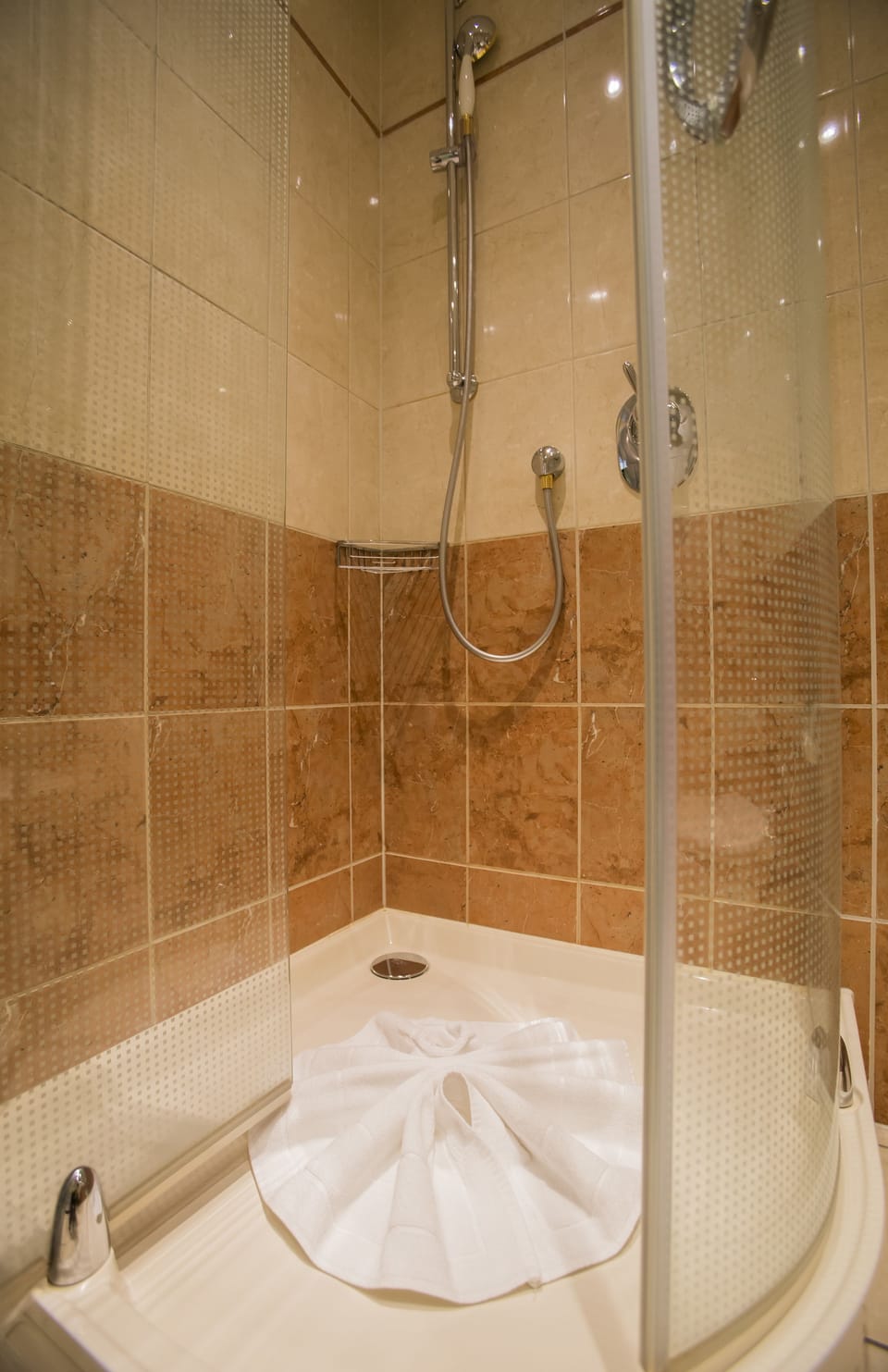 Basic Single Room, 1 Queen Bed, Non Smoking, Private Bathroom | Bathroom shower