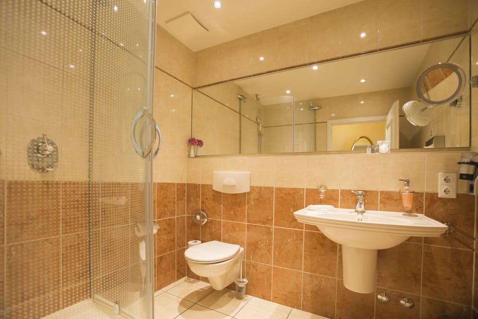 Basic Double Room, 1 King Bed, Ensuite | Bathroom | Shower, free toiletries, hair dryer, slippers