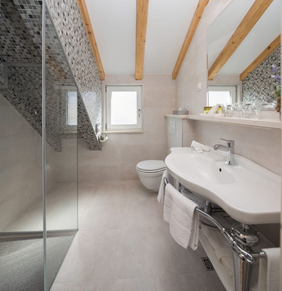 Luxury Double Room, Attic (401) | Bathroom | Shower, hydromassage showerhead, free toiletries, hair dryer