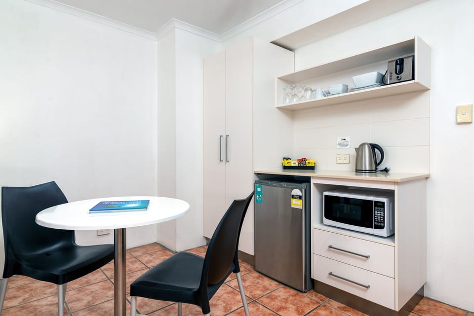Studio | Private kitchen | Mini-fridge, microwave, coffee/tea maker, electric kettle