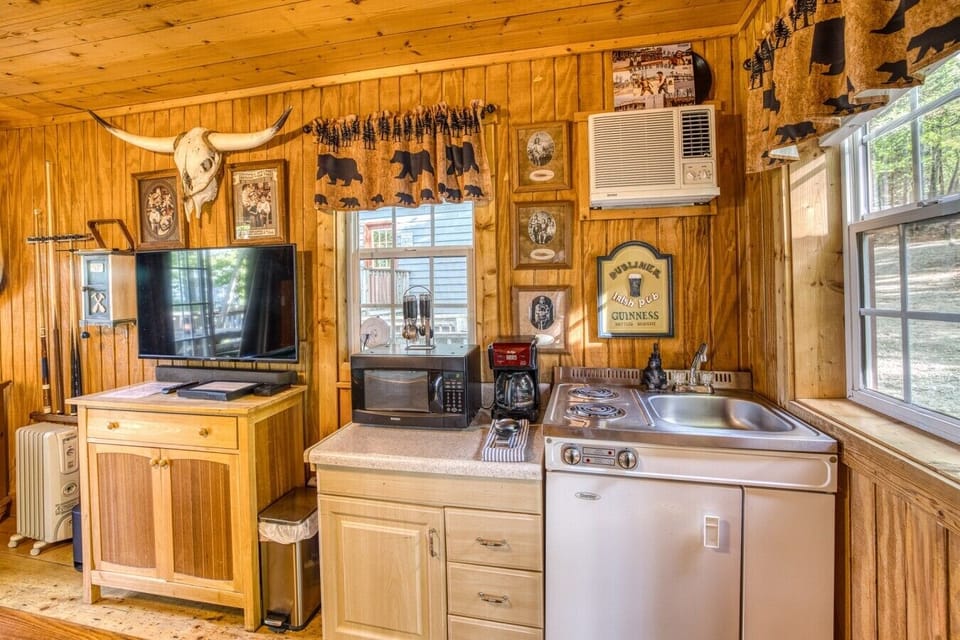 Kitchenette Guest Cabin