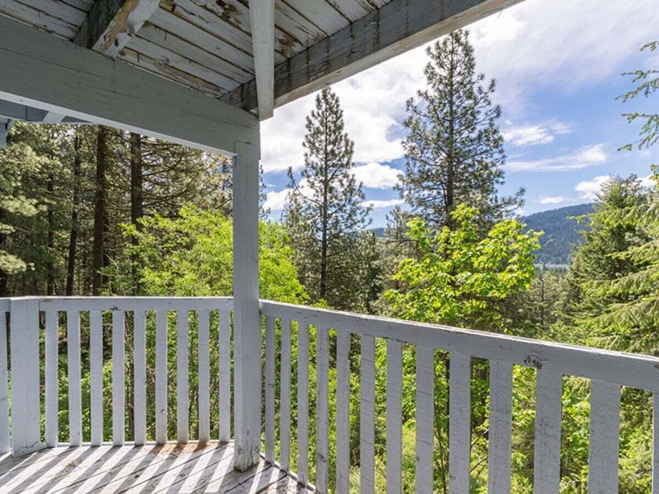 Wake amongst birdsong and treetop views