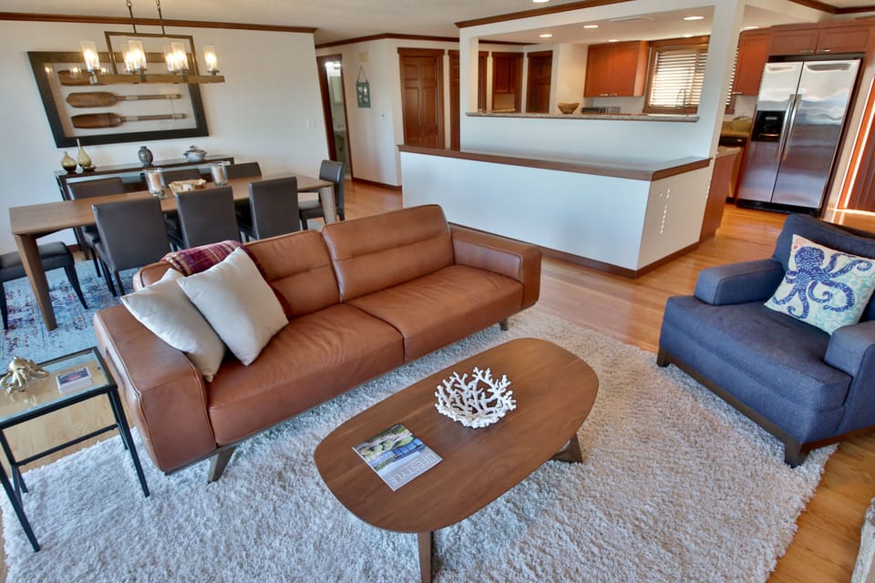 The open design keeps everyone in the conversation!
