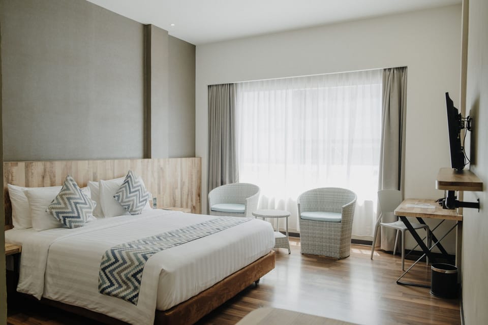 Sunshine Day Room | Desk, blackout drapes, soundproofing, WiFi (free)