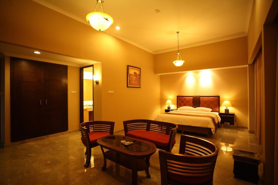Premium bedding, desk, free WiFi