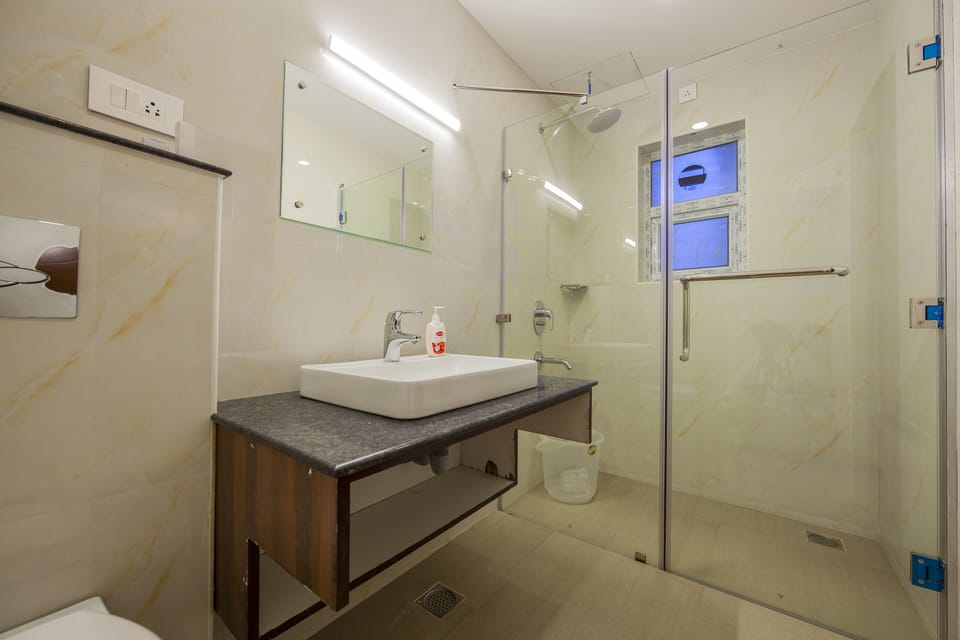 Deluxe Double Room, 1 King Bed, City View | Bathroom | Shower, eco-friendly toiletries, towels, soap