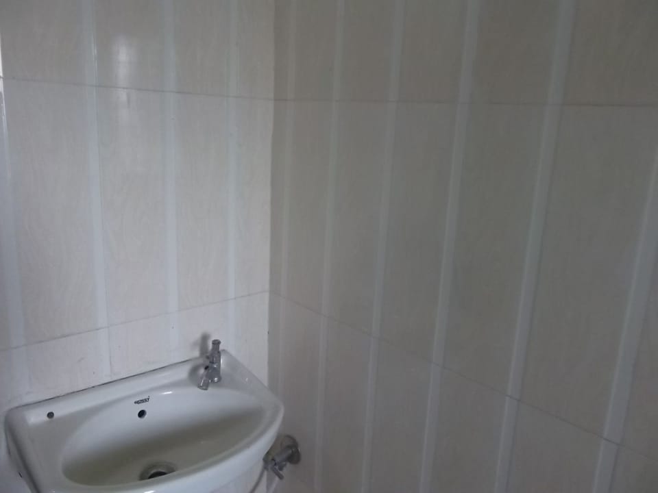 Deluxe AC Room | Bathroom | Shower, towels