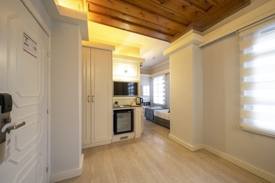 Standard Triple Room | Premium bedding, minibar, in-room safe, desk