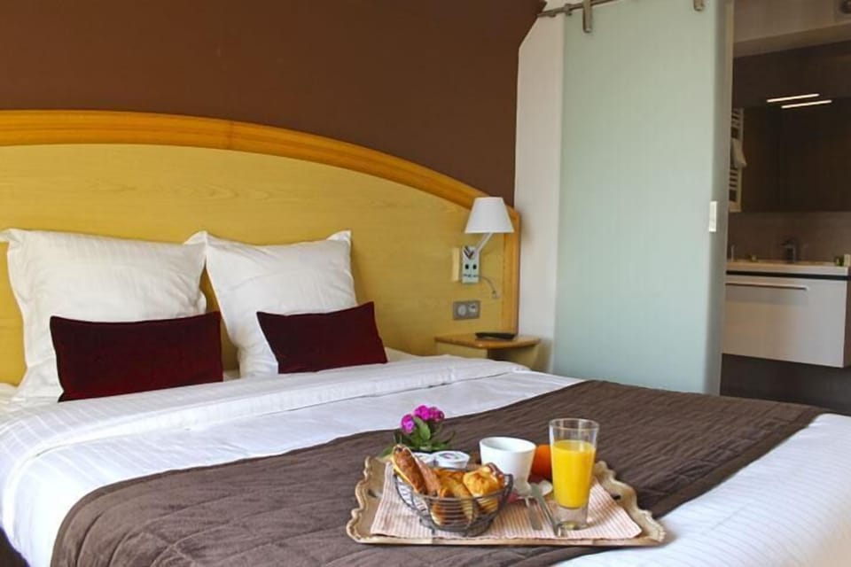 Classic Double or Twin Room, Balcony, Mountain View | In-room safe, desk, free cribs/infant beds, rollaway beds