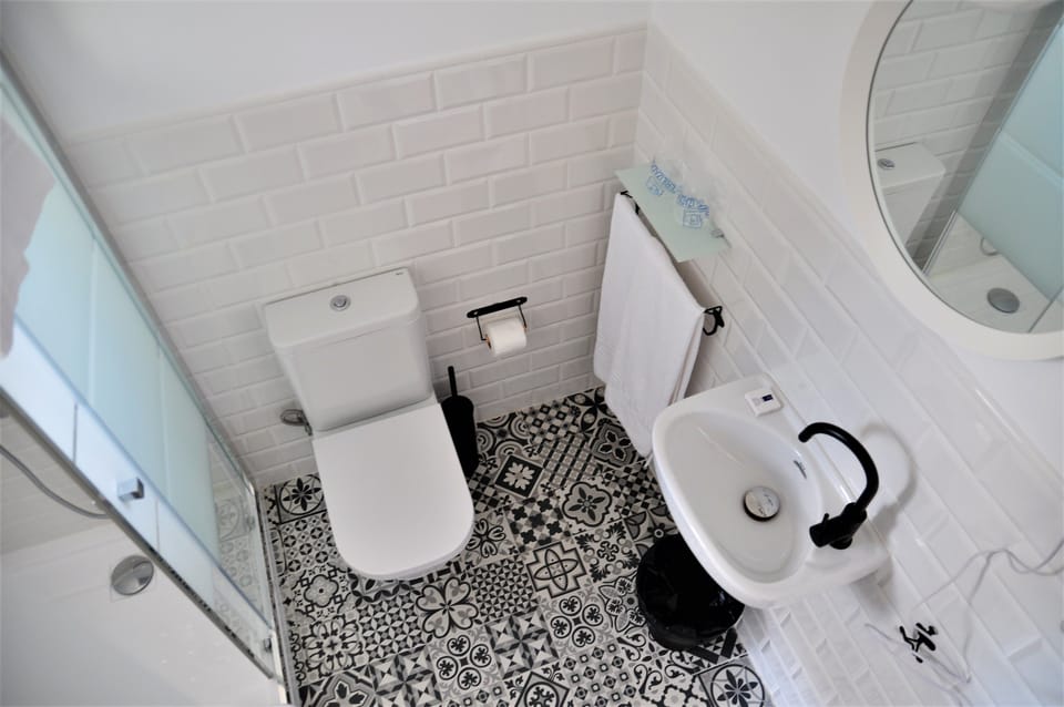 Comfort Double Room, Balcony | Bathroom | Free toiletries, hair dryer, towels, soap