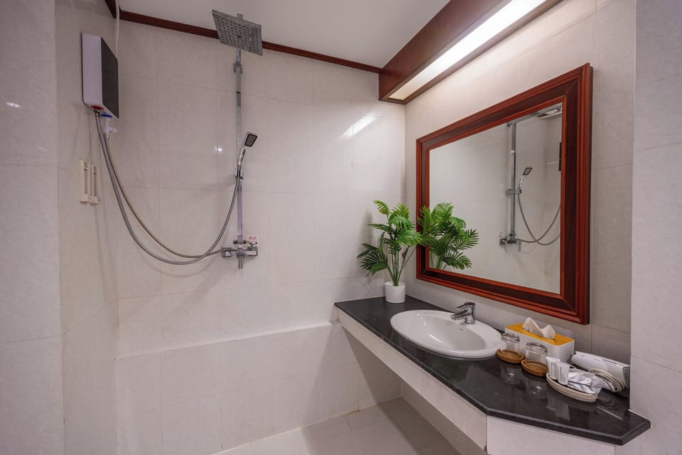 Rainfall showerhead, free toiletries, hair dryer, towels