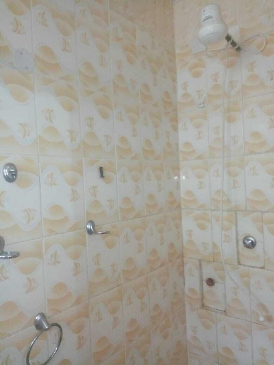 Shower, rainfall showerhead, free toiletries, slippers