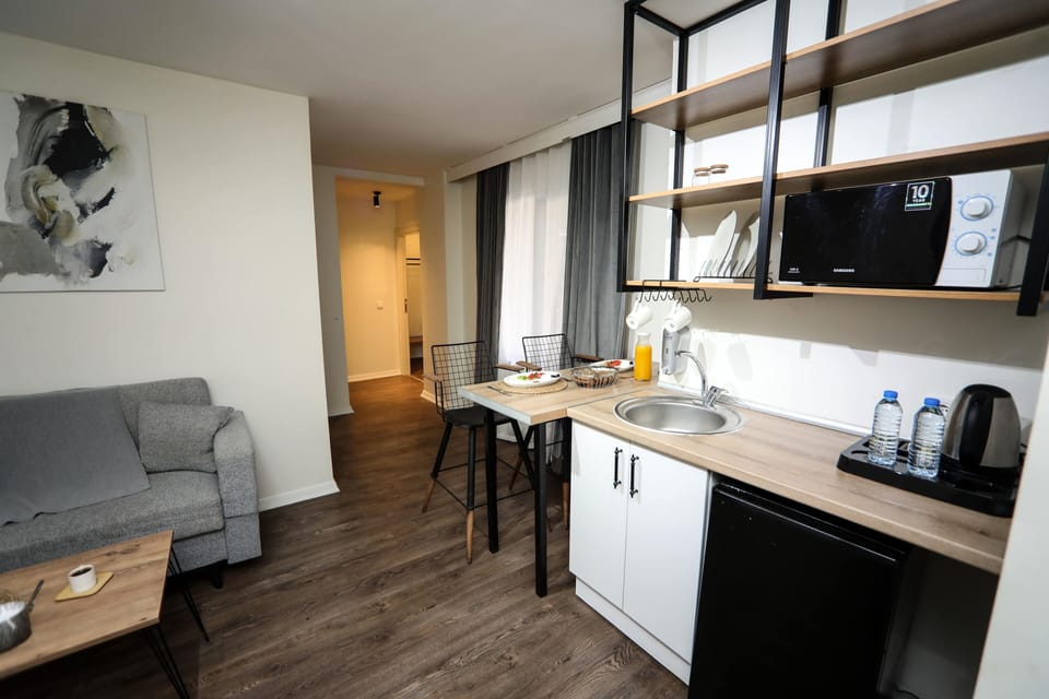 Deluxe Suite | Desk, soundproofing, iron/ironing board, free WiFi