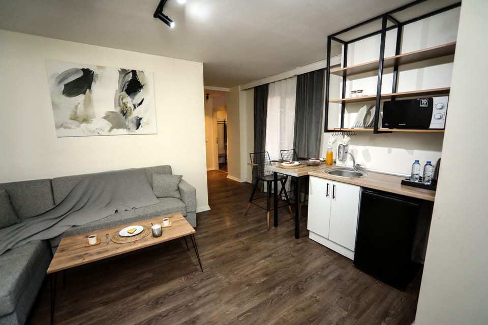 Deluxe Suite | Desk, soundproofing, iron/ironing board, free WiFi