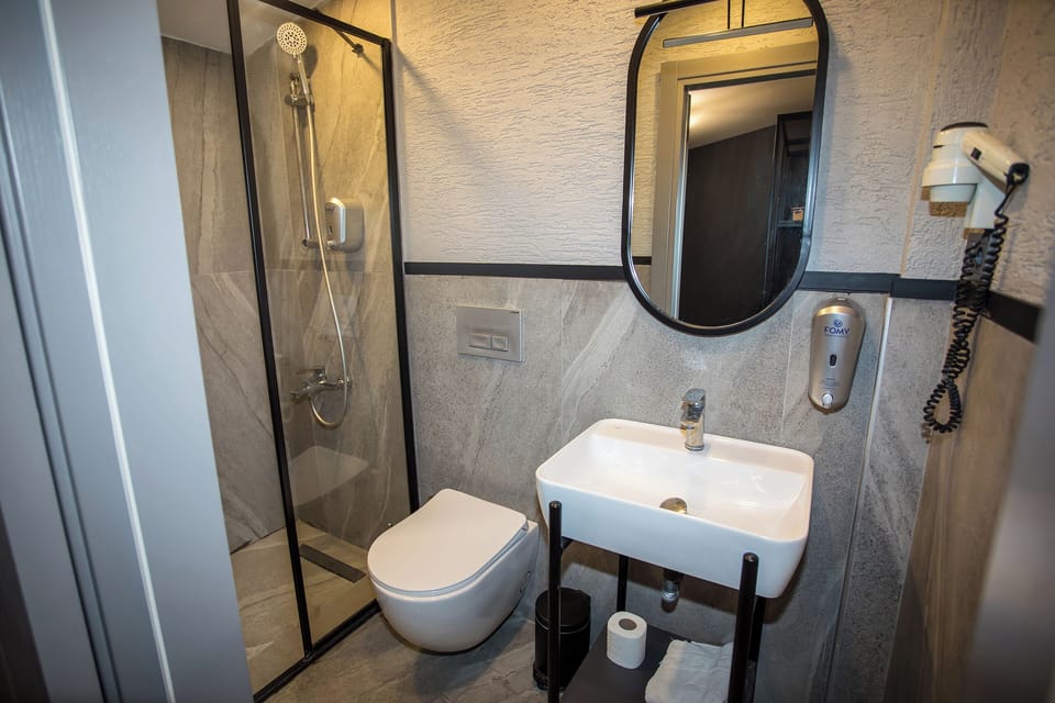 Standart Oda | Bathroom | Shower, free toiletries, hair dryer, slippers