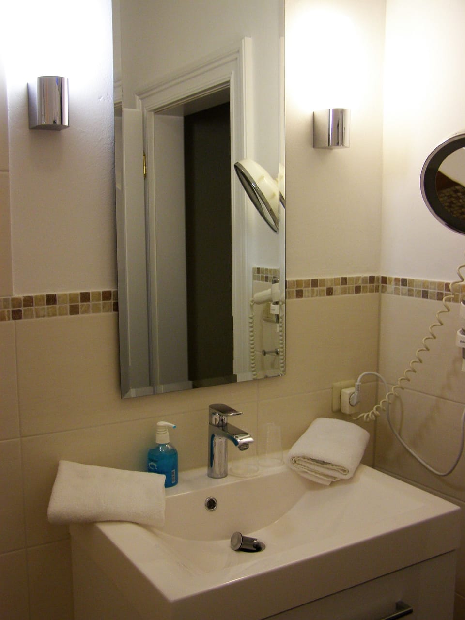 Double Room, Lake View | Bathroom | Shower, free toiletries, towels