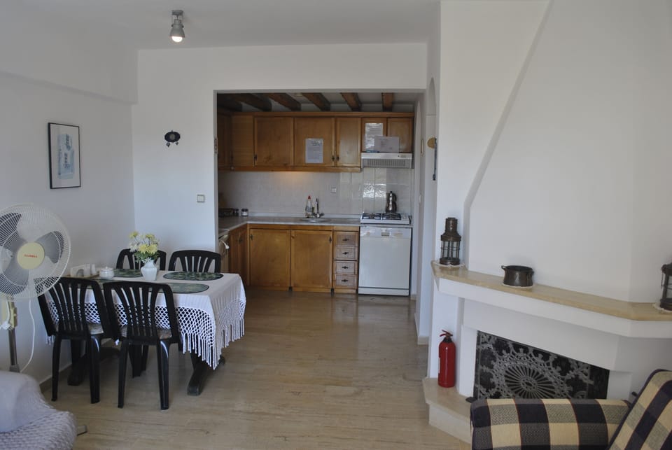 Comfort Studio Suite | Shared kitchen | Fridge, oven, dishwasher, cookware/dishes/utensils