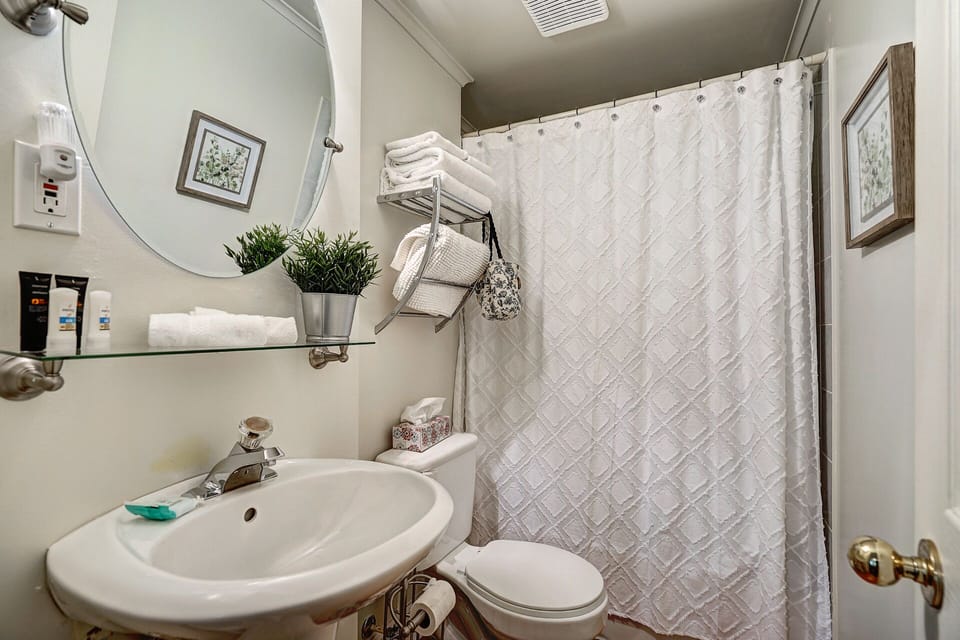 Comfort Room, 1 Queen Bed (Rowe) | Bathroom | Combined shower/tub, free toiletries, hair dryer, towels