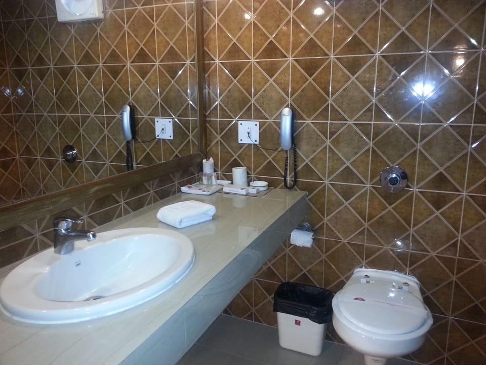 SUPERIOR DELUXE | Bathroom | Shower, free toiletries, towels