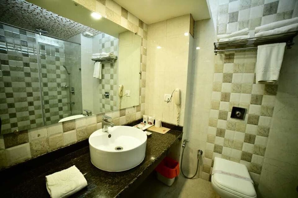 Suite, 1 Bedroom, Pool View | Bathroom | Shower, free toiletries, towels