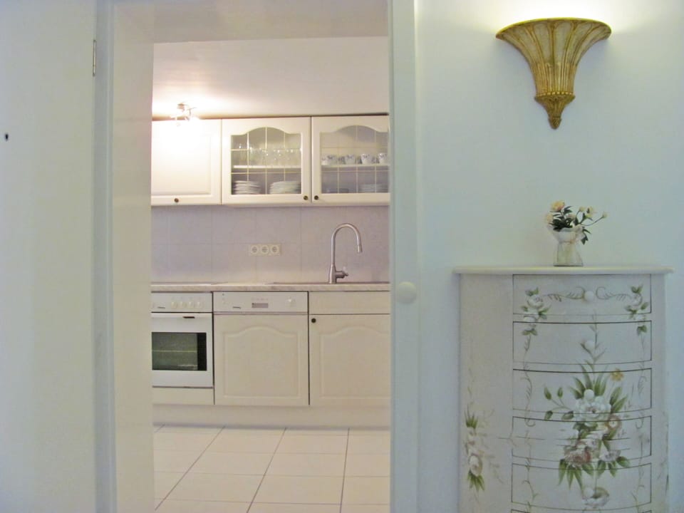 City Condo, 2 Bedrooms, Kitchen, City View (8) | Private kitchen | Microwave, electric kettle, toaster, cookware/dishes/utensils
