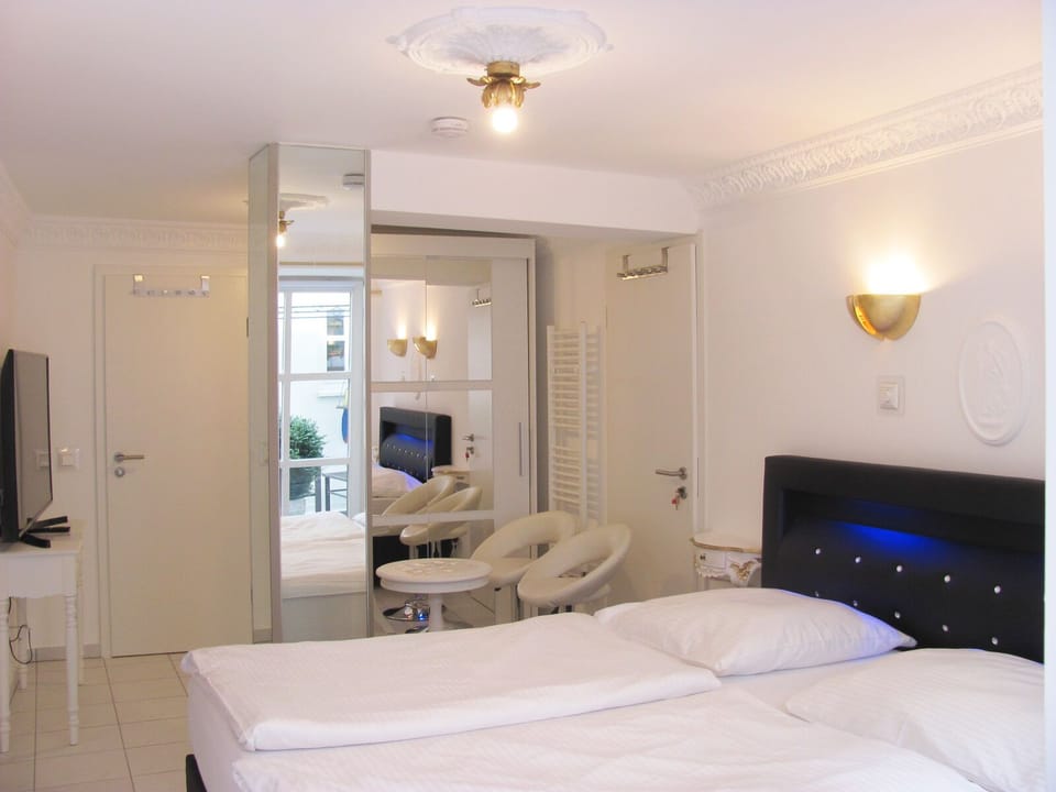 Double Room, Private Bathroom, Courtyard View (3) | Hypo-allergenic bedding available, WiFi (free), individually decorated