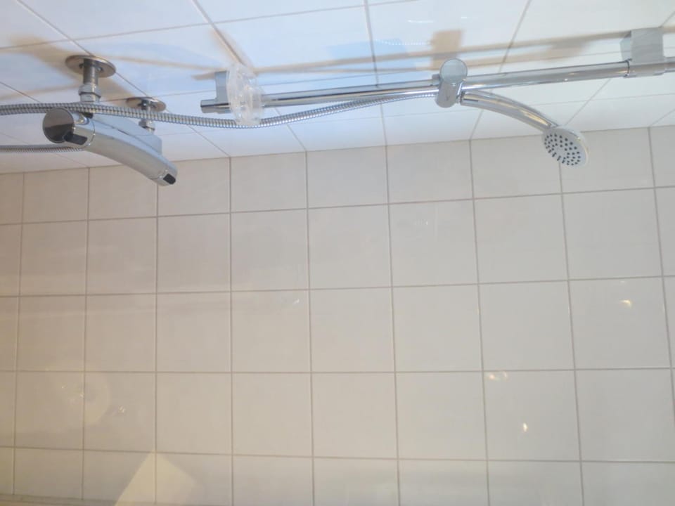 Shower, hydromassage showerhead, free toiletries, hair dryer