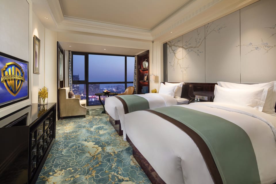 Exclusive Twin Room | Minibar, in-room safe, desk, blackout drapes