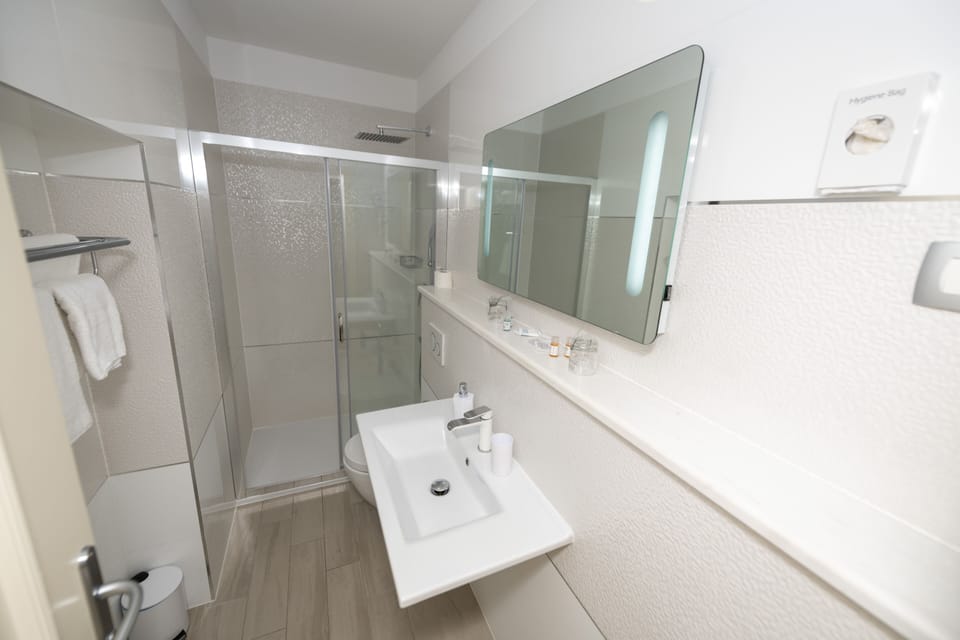 Superior Room, 1 King Bed | Bathroom | Shower, rainfall showerhead, free toiletries, hair dryer