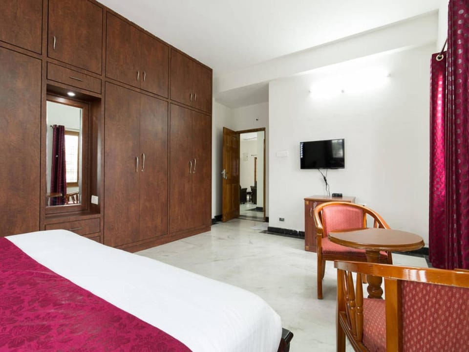 In-room safe, desk, iron/ironing board, rollaway beds