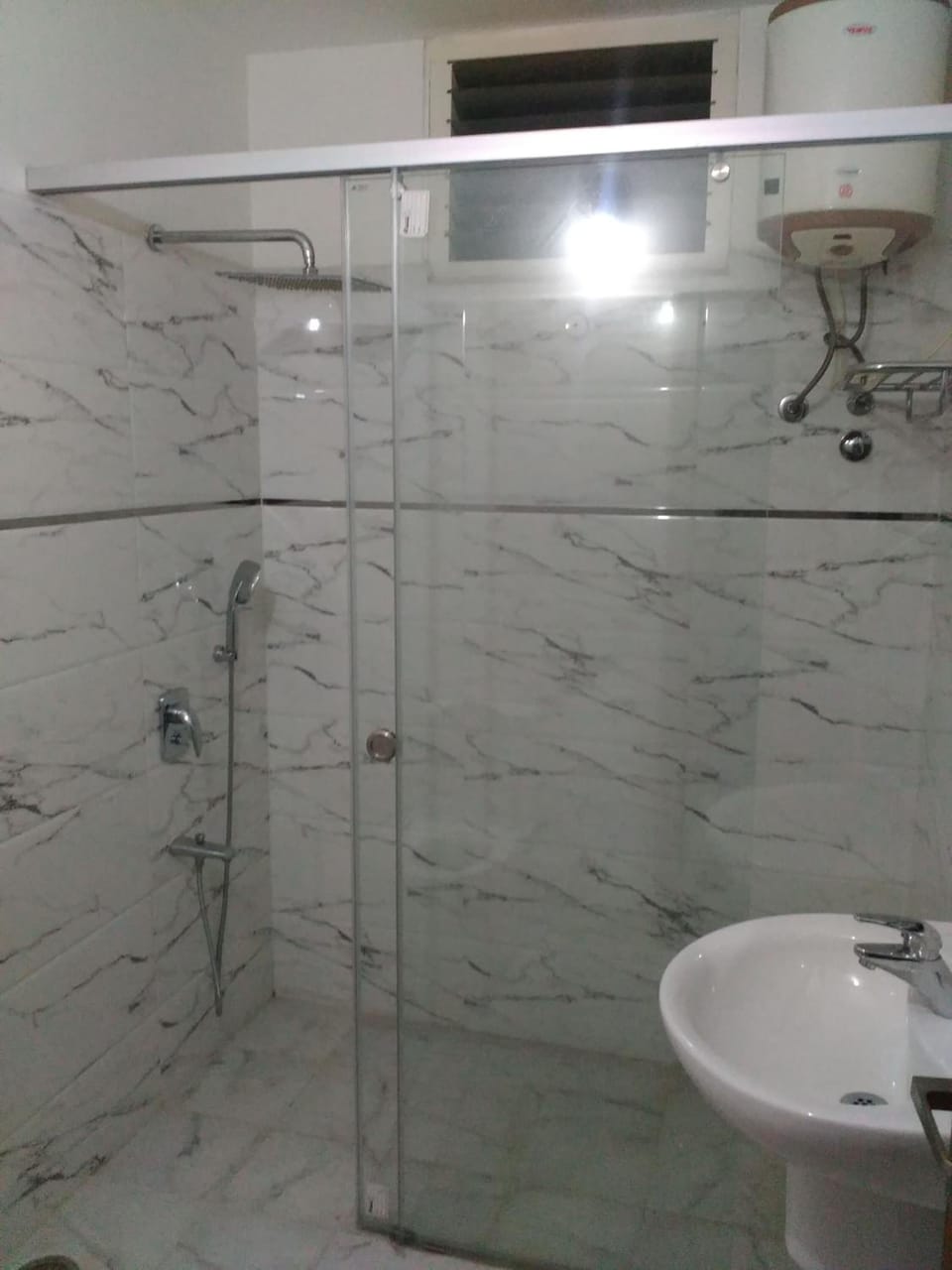 Shower, rainfall showerhead, free toiletries, towels