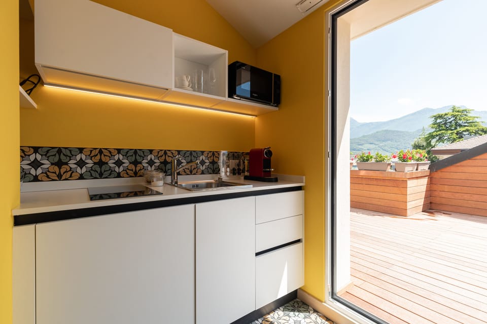 Suite queen con terrazza, LEEL | Private kitchen | Fridge, microwave, stovetop, coffee/tea maker