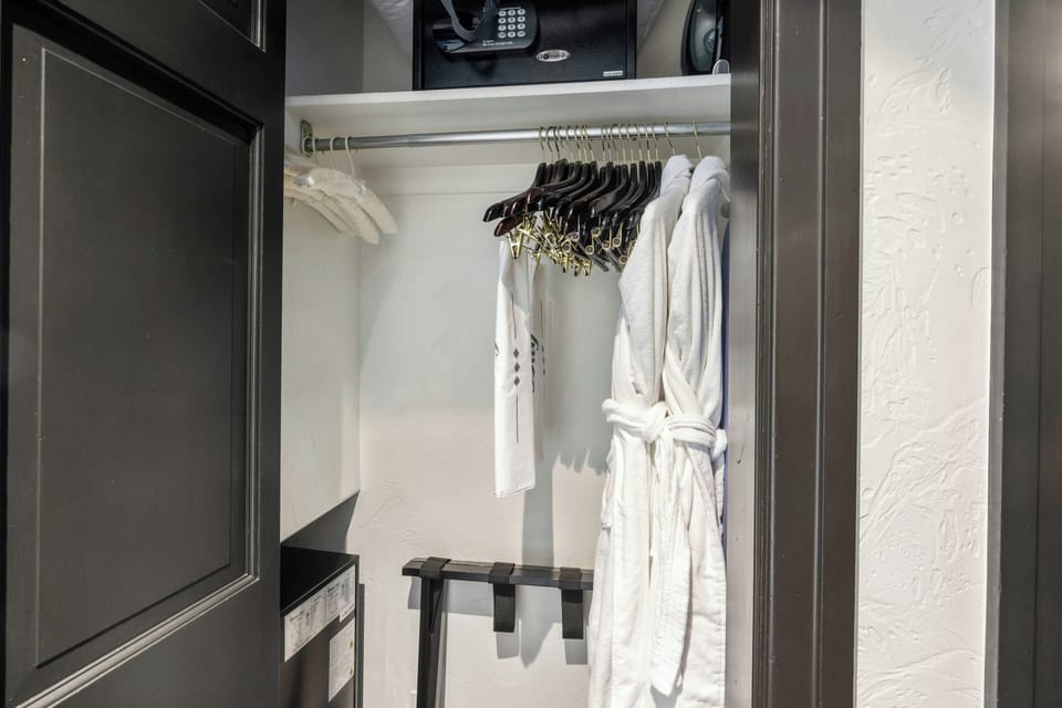 Superior Room, 1 King Bed | Wardrobe