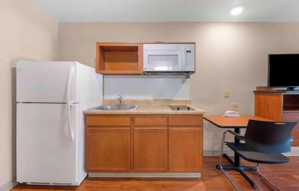 Desk, laptop workspace, iron/ironing board, free WiFi