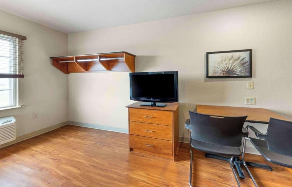 Desk, laptop workspace, iron/ironing board, free WiFi