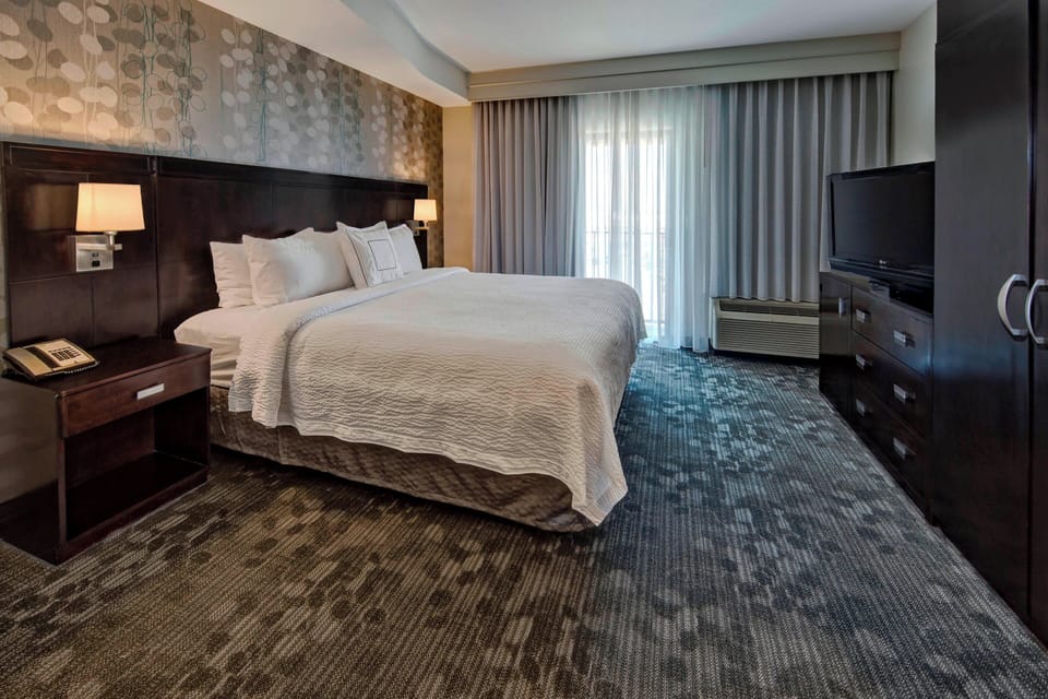 Room, 1 King Bed with Sofa bed | Frette Italian sheets, pillowtop beds, desk, iron/ironing board
